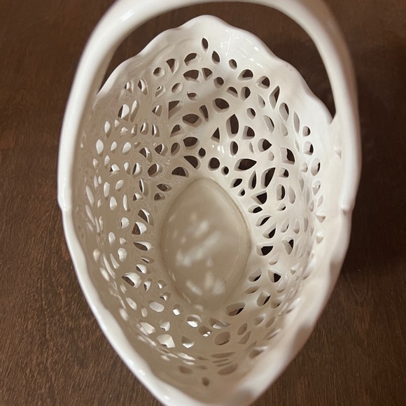 nd exclusive ceramic Like Marquis shaped basket Lace Vibe Handled Off White - Picture 8 of 9